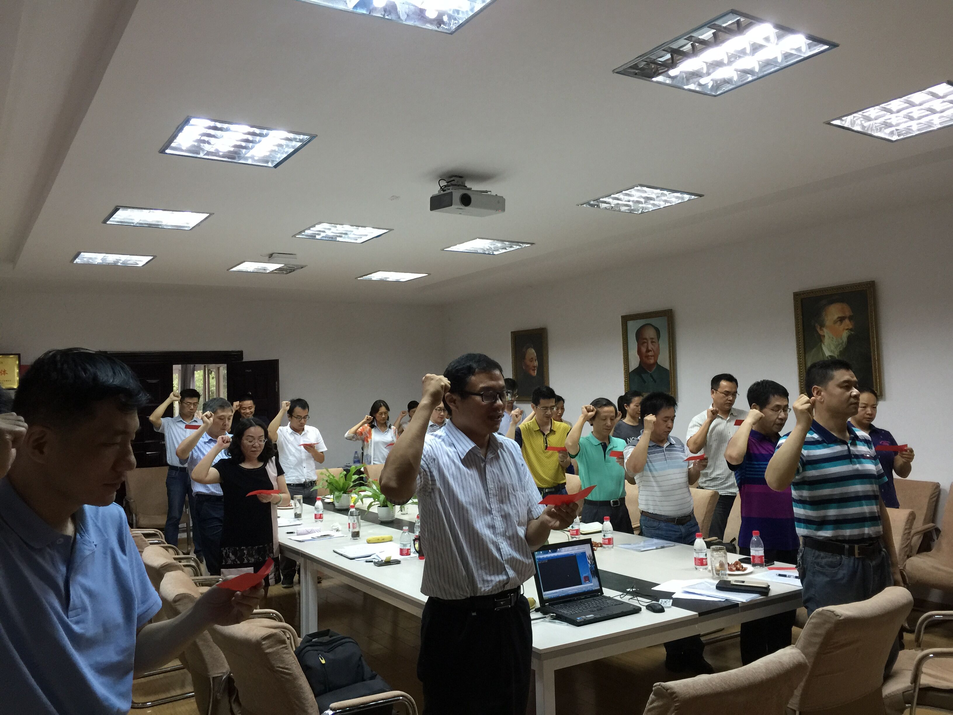 【两学一做】williamhill威廉希尔全体教职工党员重温入党誓词