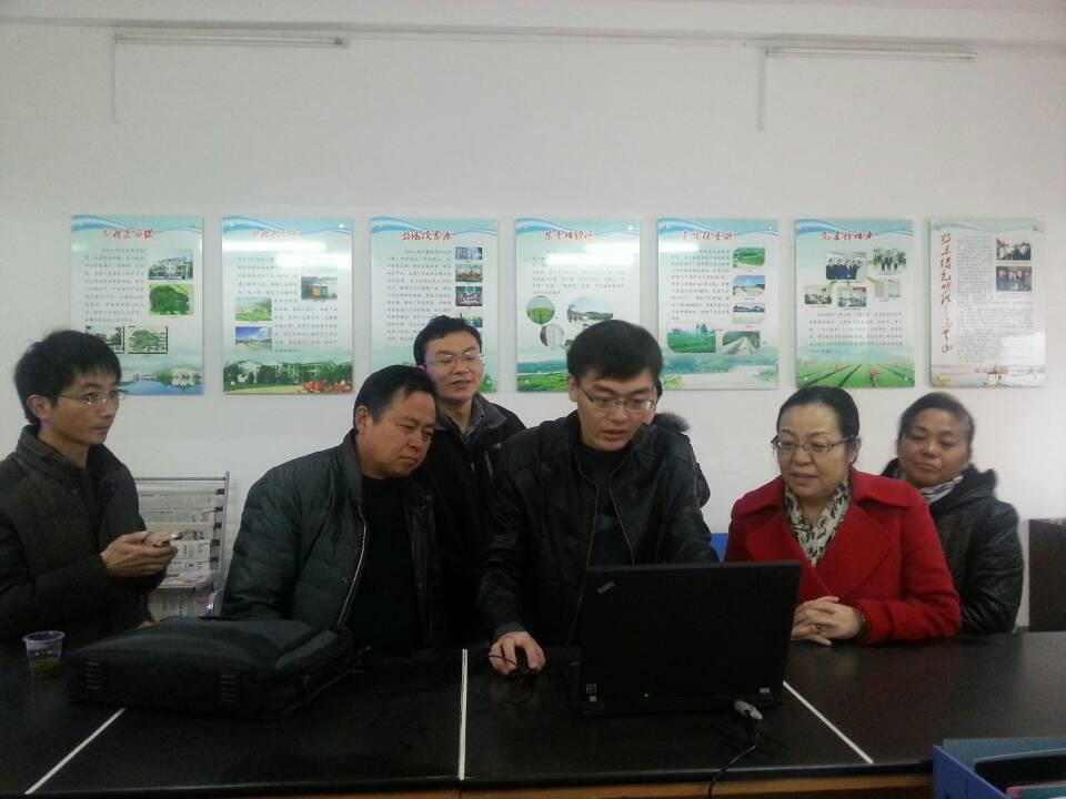 williamhill威廉希尔为理论热点“面对面”对点帮扶单位英山县乌云山赠送电脑